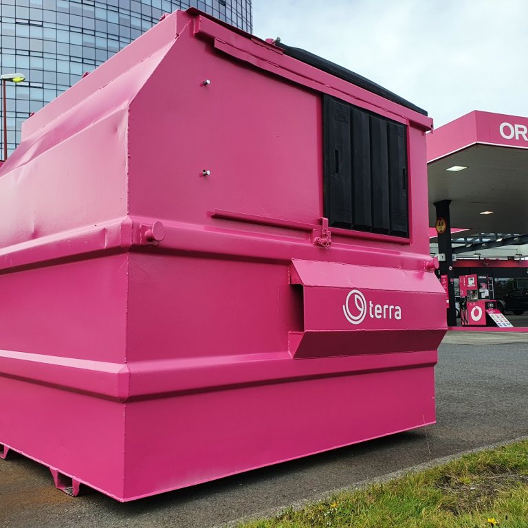 Fallega bleikir gámar Terra hjá Orkunni við Smáralind