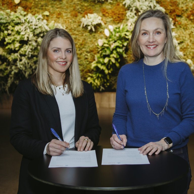 Við undirritun samningsins; Ásta Sóllilja Guðmundsdóttir, framkvæmdastjóri KLAK – Icelandic Startups&hellip;
