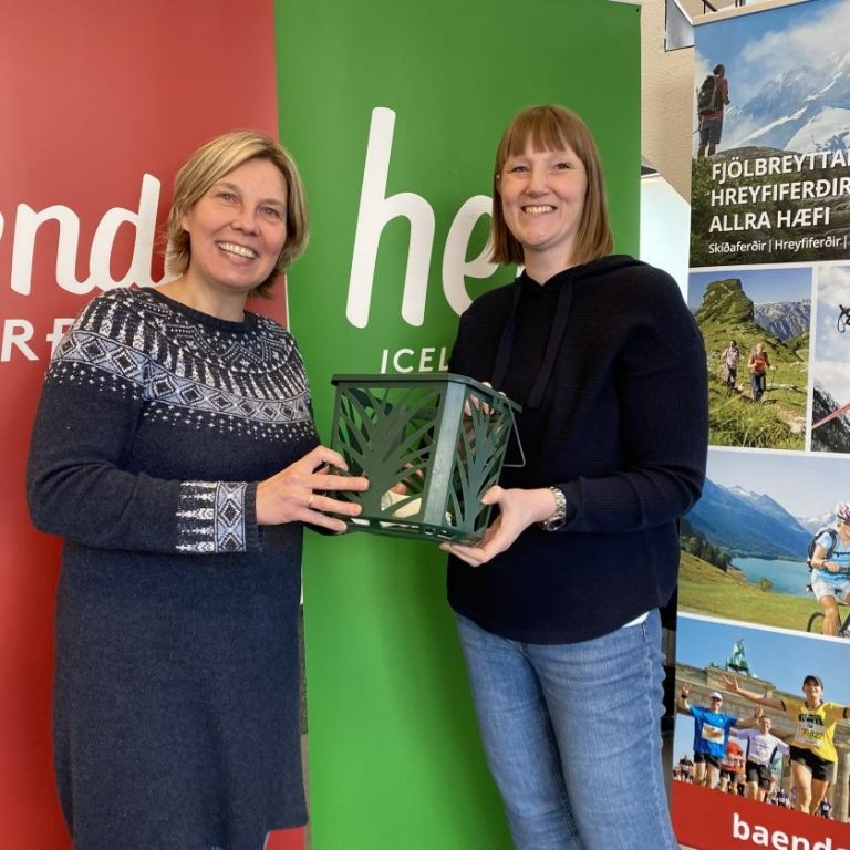 Berglind afhendir Kolbrúnu startpakka fyrir 